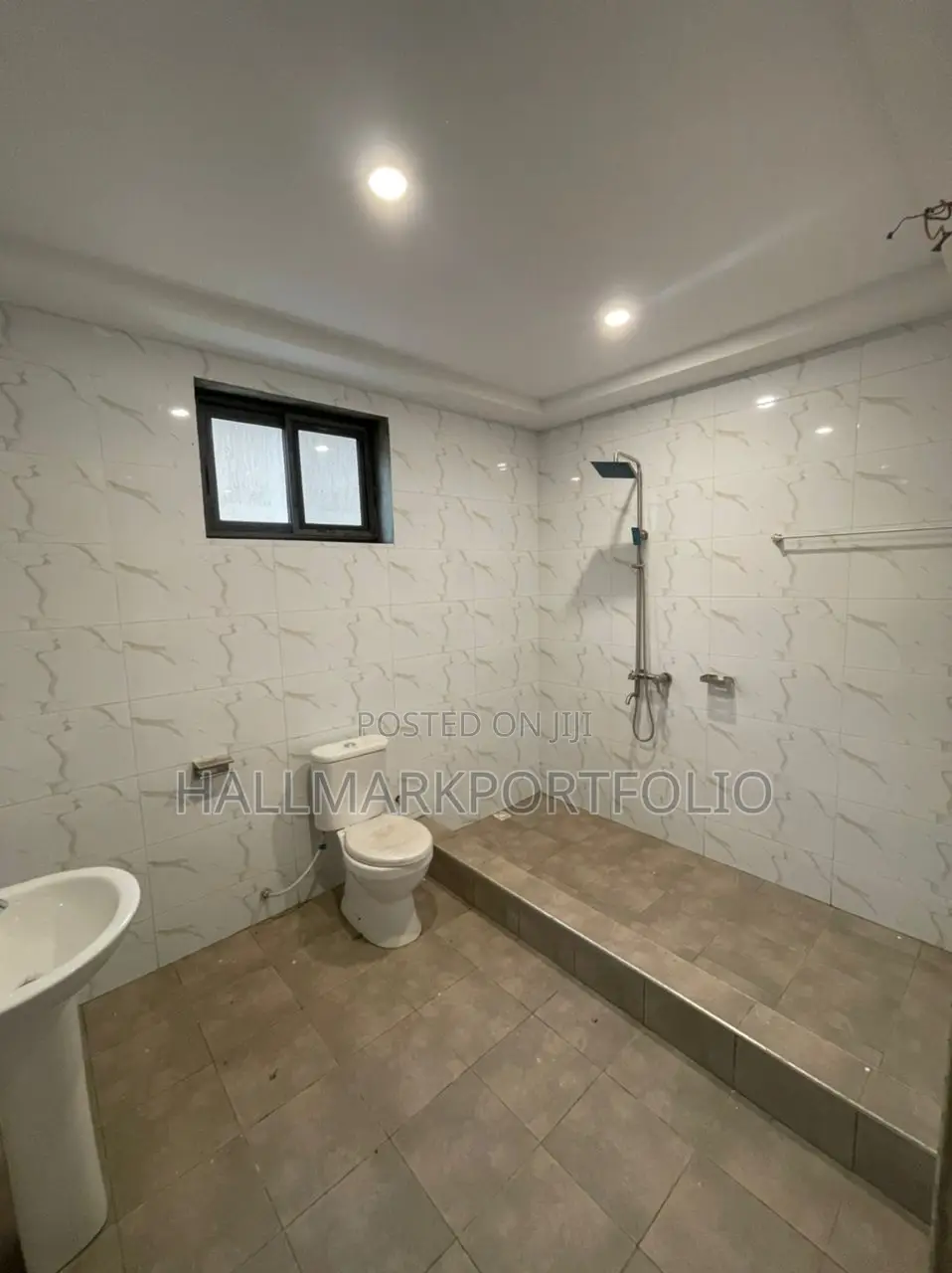 5bdrm Bungalow in Emefs Estate, Tema Metropolitan for sale