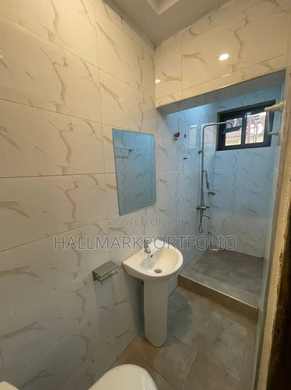 5bdrm Bungalow in Emefs Estate, Tema Metropolitan for sale