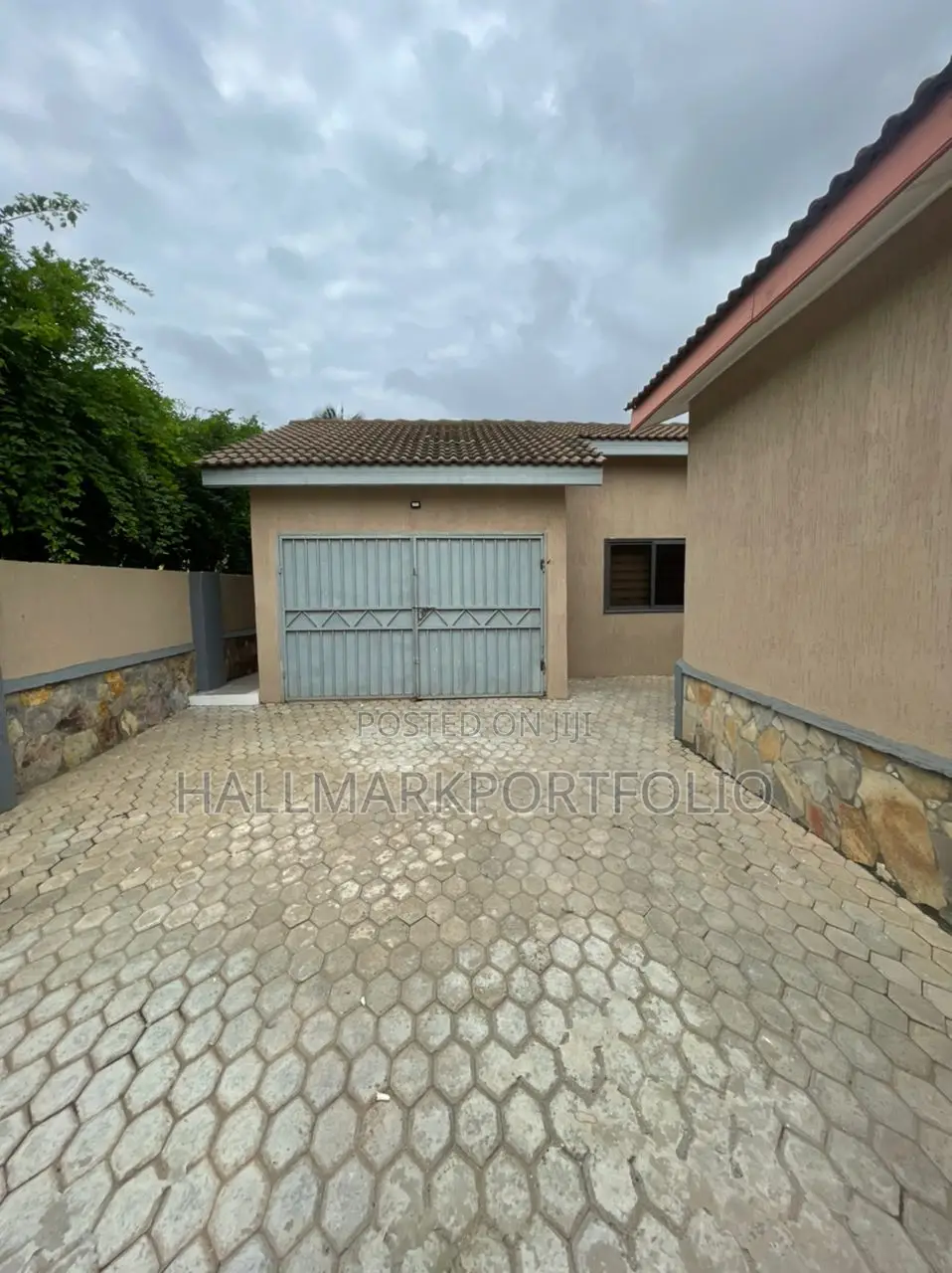 5bdrm Bungalow in Emefs Estate, Tema Metropolitan for sale