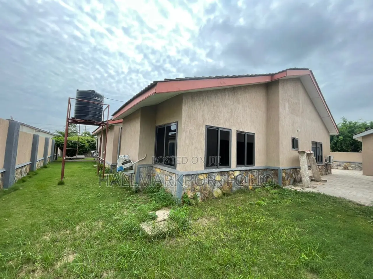 5bdrm Bungalow in Emefs Estate, Tema Metropolitan for sale