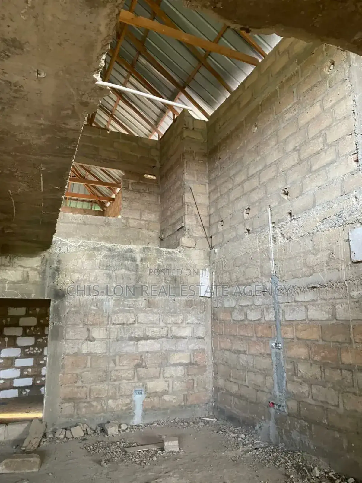 8bdrm Duplex in Lamptey Mills Obom for sale