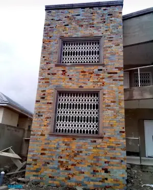 Expert in Stones Laying