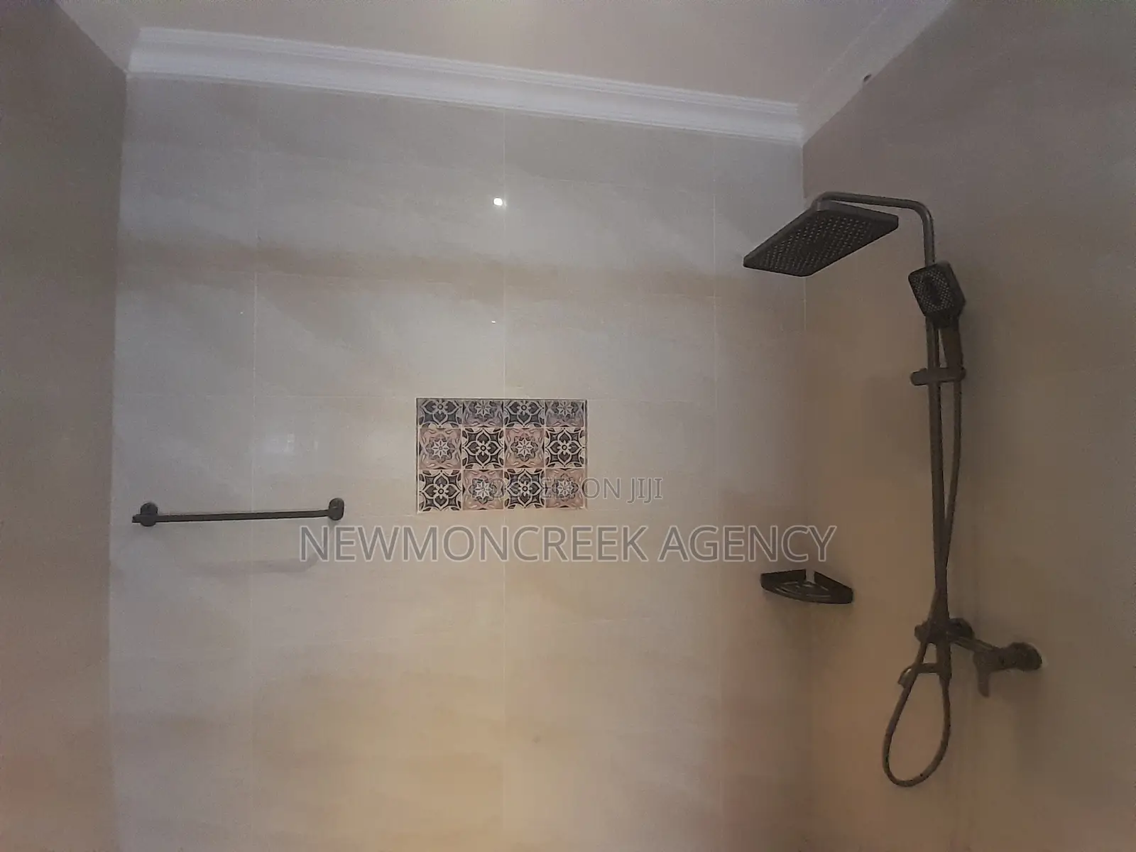 4bdrm Duplex in Adjirigannor Estate, Accra Metropolitan for sale