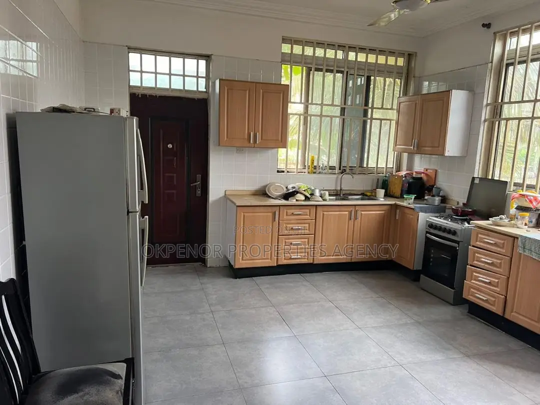 11bdrm House in Com10, Tema Metropolitan for sale