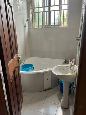 11bdrm House in Com10, Tema Metropolitan for sale