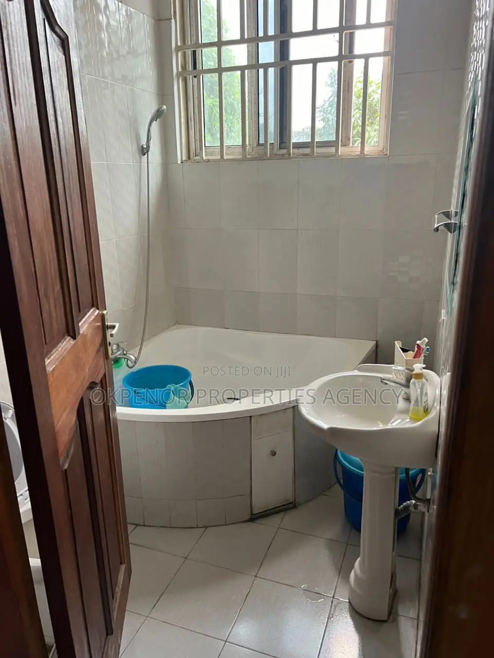 11bdrm House in Com10, Tema Metropolitan for sale