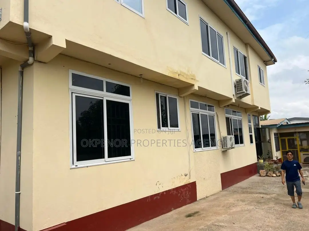11bdrm House in Com10, Tema Metropolitan for sale