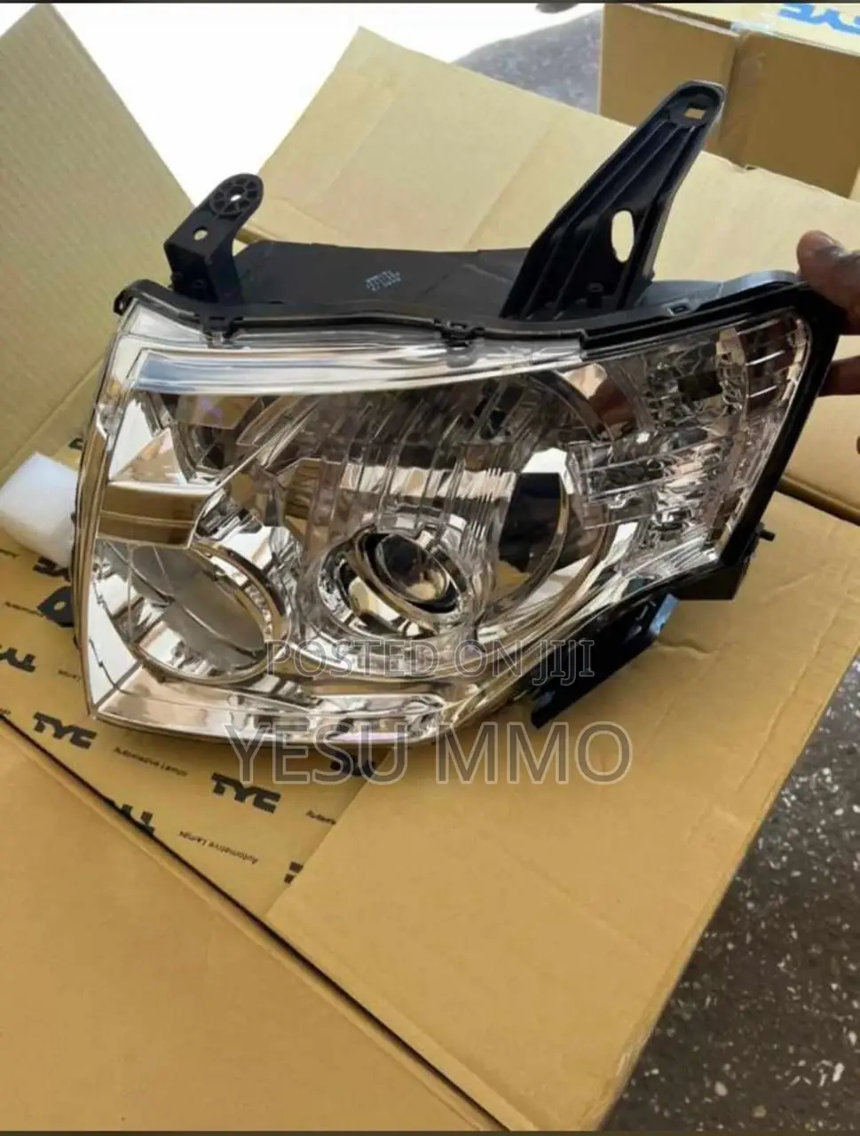 Mitsubishi Pajero 2011-2014 Headlight