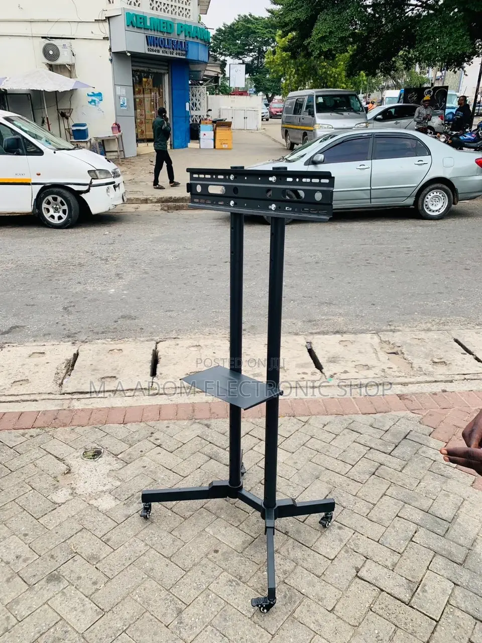 Classic Design Mobile Tv Stand With Wheels for 32”-70 Tv.