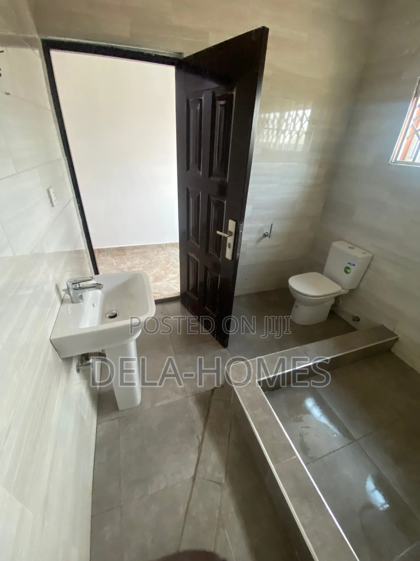 Ex-Chamber N Hall Sc for Rent at Adenta.