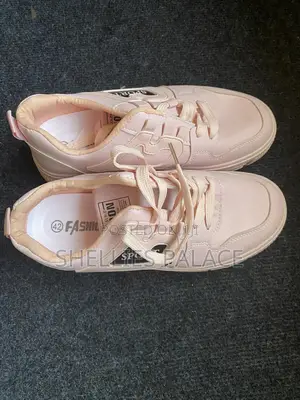 Women Fashionable Quality Sneakers