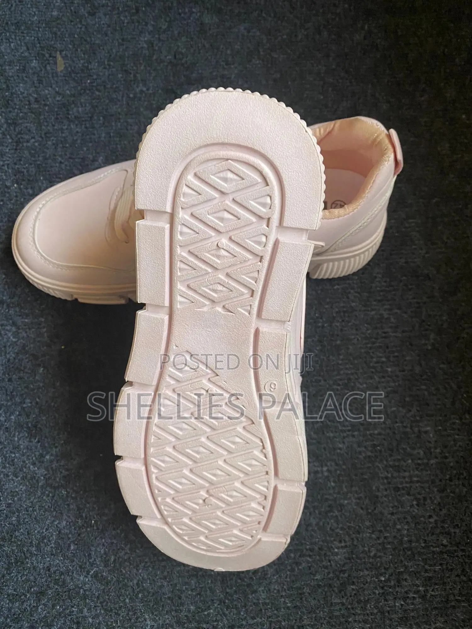 Women Fashionable Quality Sneakers