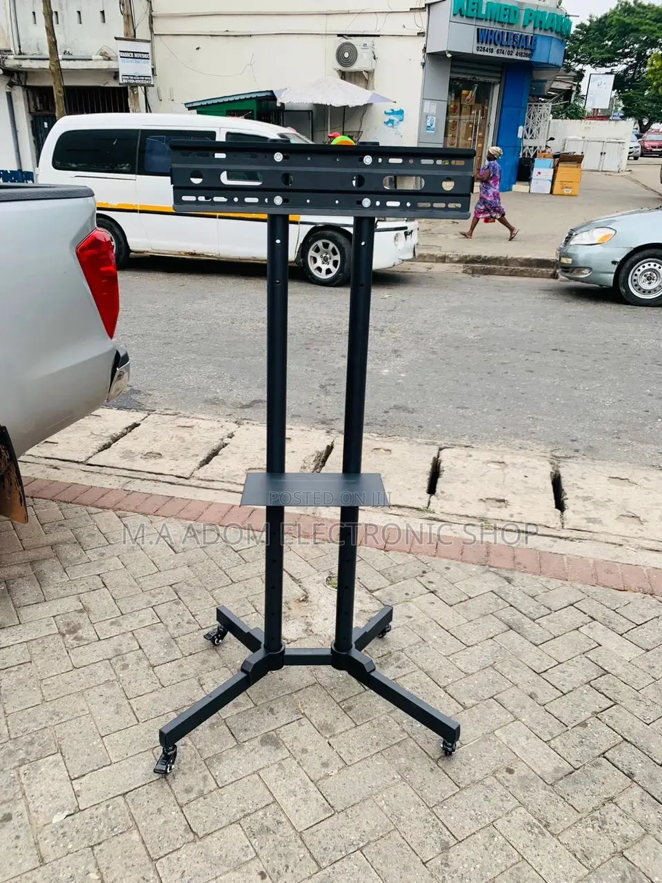 Long Lasting Mobile Tv Stand With Wheels for 32-70”(Black).