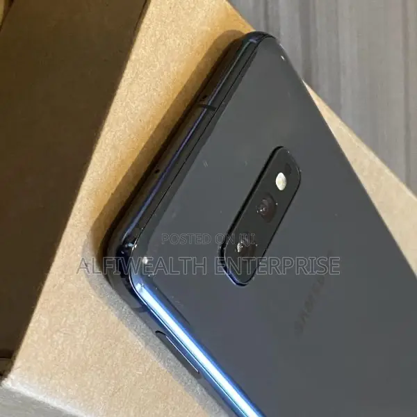 New Samsung Galaxy S10e 128 GB Black