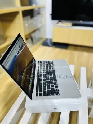 Laptop Apple MacBook Pro 2022 M2 8GB Apple M2 SSD 256GB