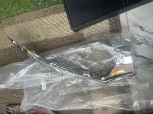 Mercedes Benz C300/C43 Bumper Lip Shining Available