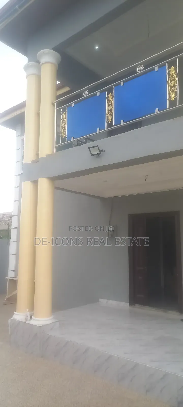 3bdrm Duplex in De-Icons Real Estate, Awutu Senya East Municipal