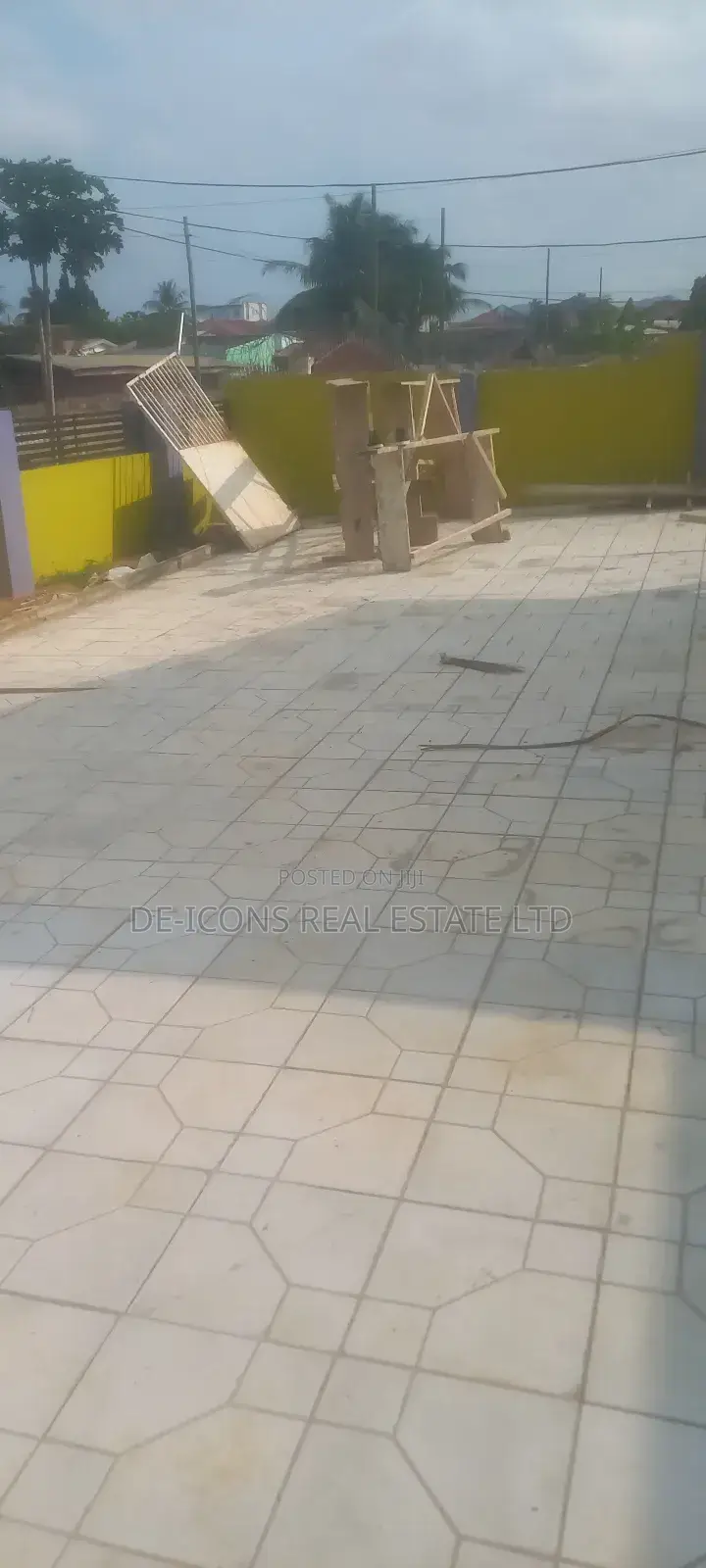 3bdrm Duplex in De-Icons Real Estate, Awutu Senya East Municipal