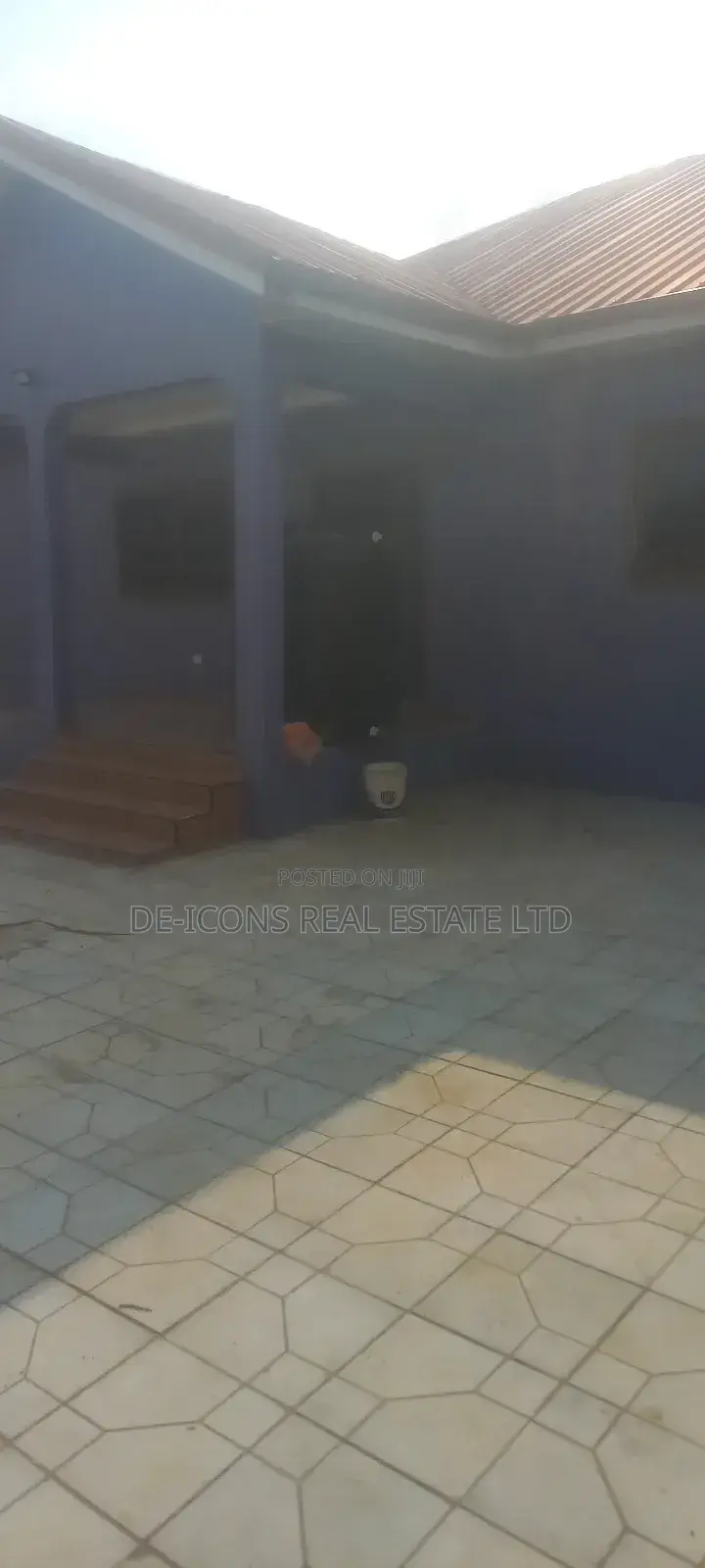 3bdrm Duplex in De-Icons Real Estate, Awutu Senya East Municipal