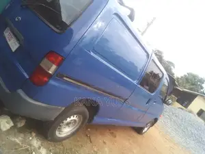 Toyota HiAce 2001 Blue
