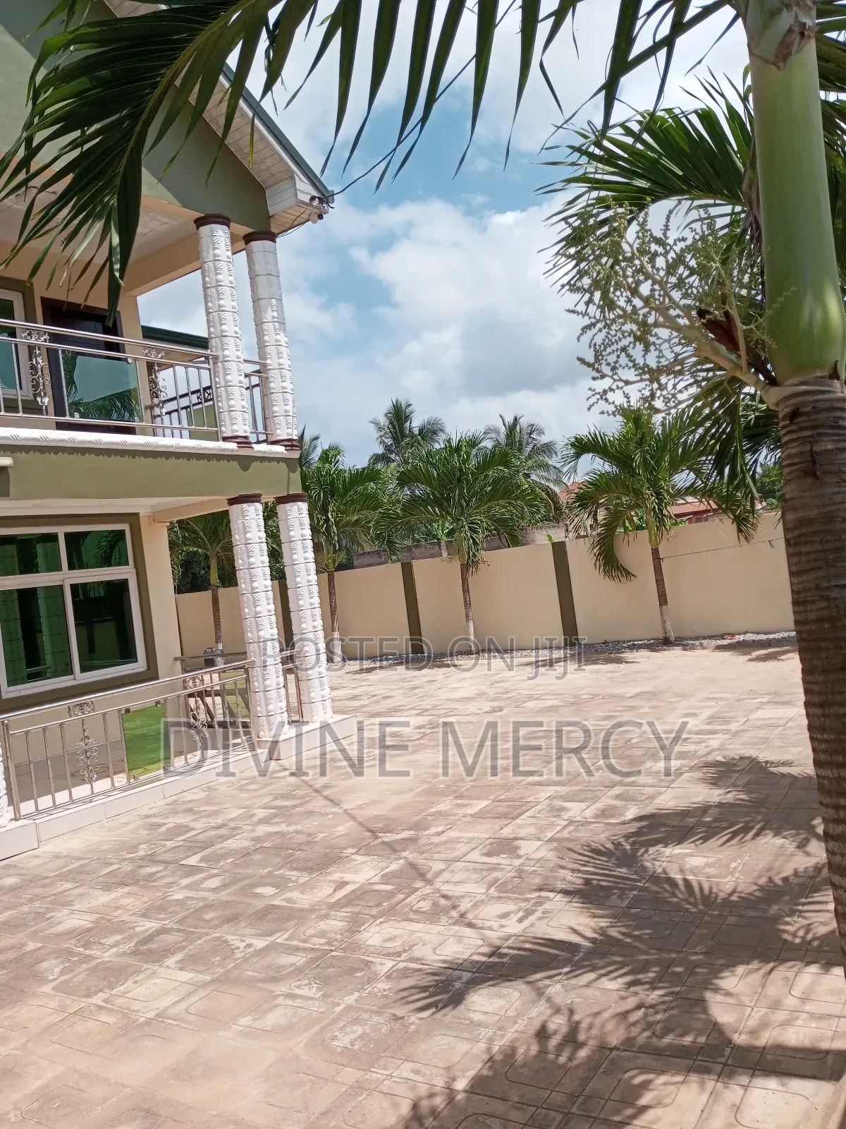 5bdrm Duplex in Camp Road, Awutu Senya East Municipal for sale