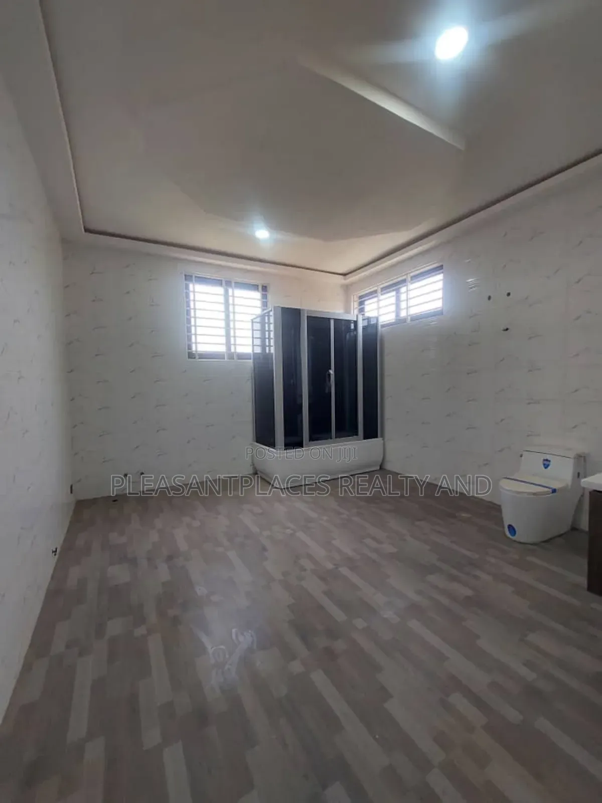 5bdrm Duplex in Pleasantplaces, East Legon for sale
