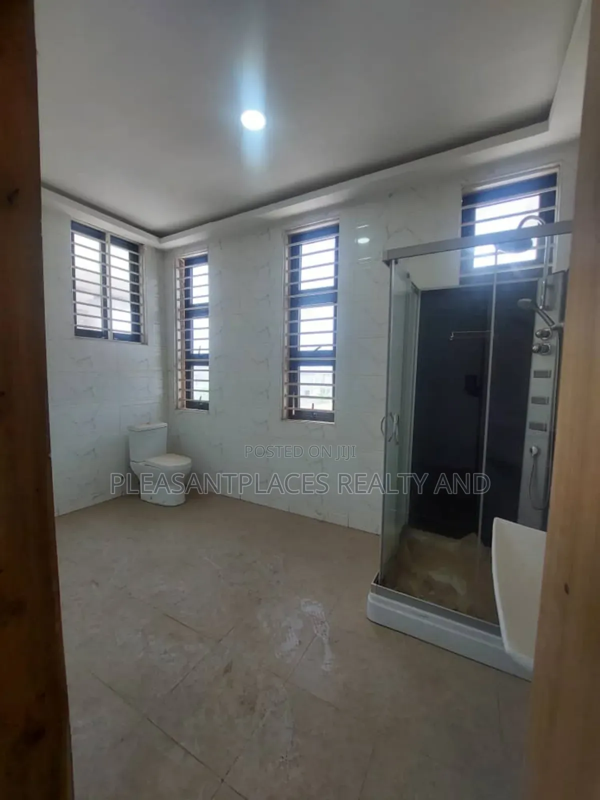 5bdrm Duplex in Pleasantplaces, East Legon for sale