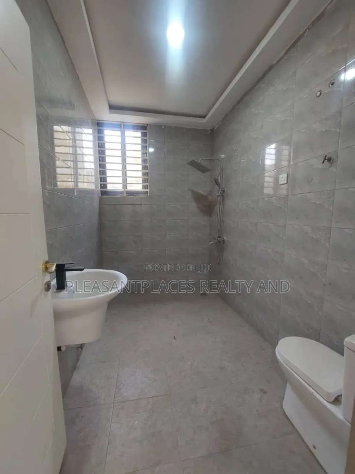 5bdrm Duplex in Pleasantplaces, East Legon for sale