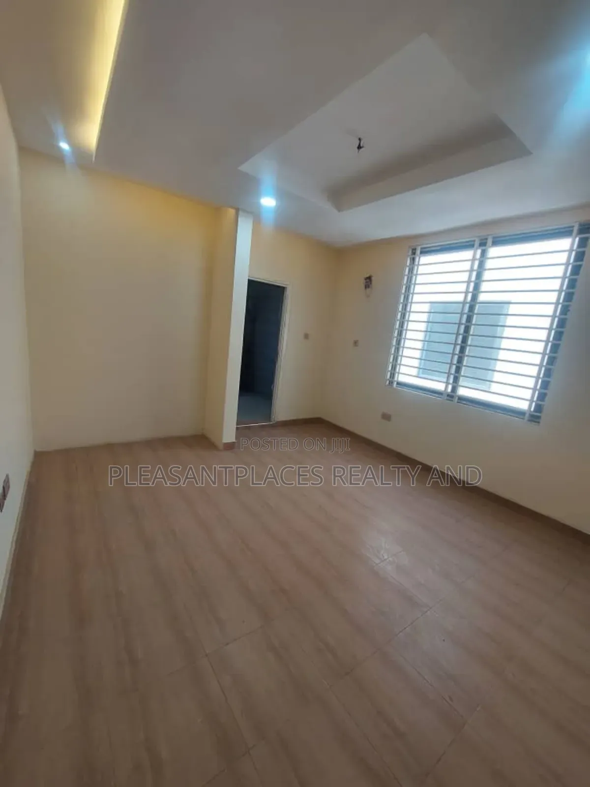 5bdrm Duplex in Pleasantplaces, East Legon for sale