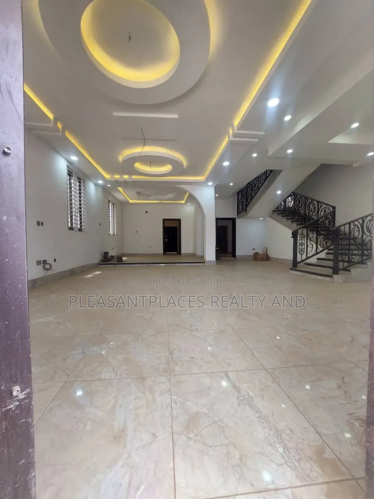 5bdrm Duplex in Pleasantplaces, East Legon for sale