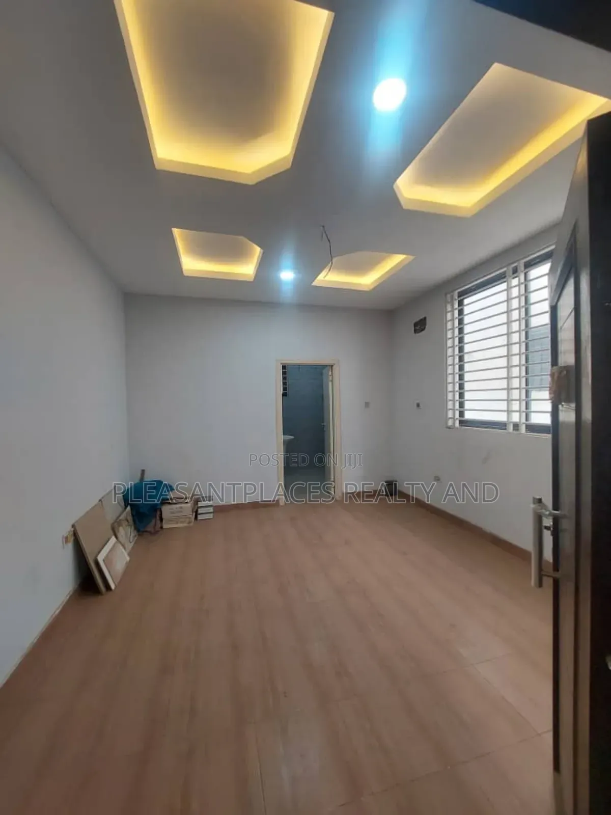 5bdrm Duplex in Pleasantplaces, East Legon for sale