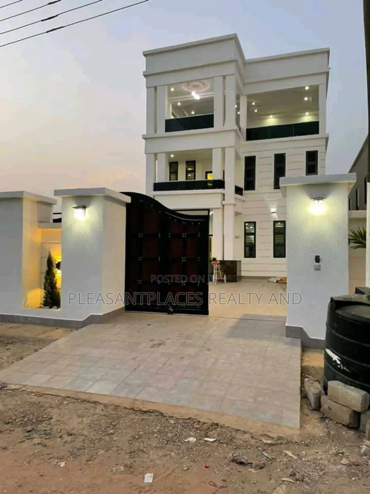 5bdrm Duplex in Pleasantplaces, East Legon for sale