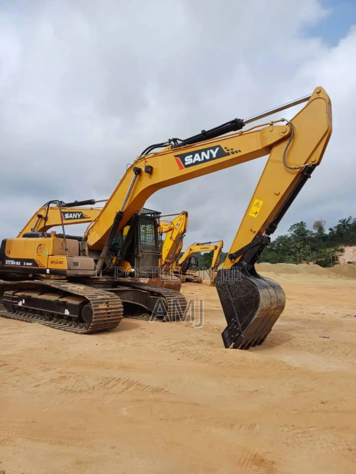 Excavator and Other Heavy-Duty Machines for Rent