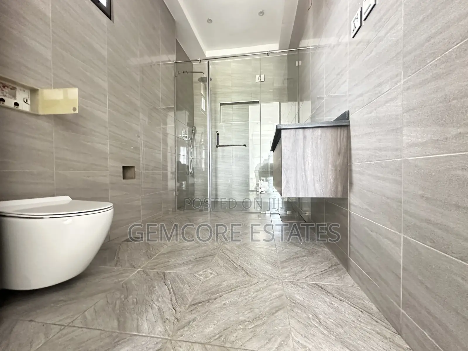 4bdrm Townhouse/Terrace in American House, East Legon for sale