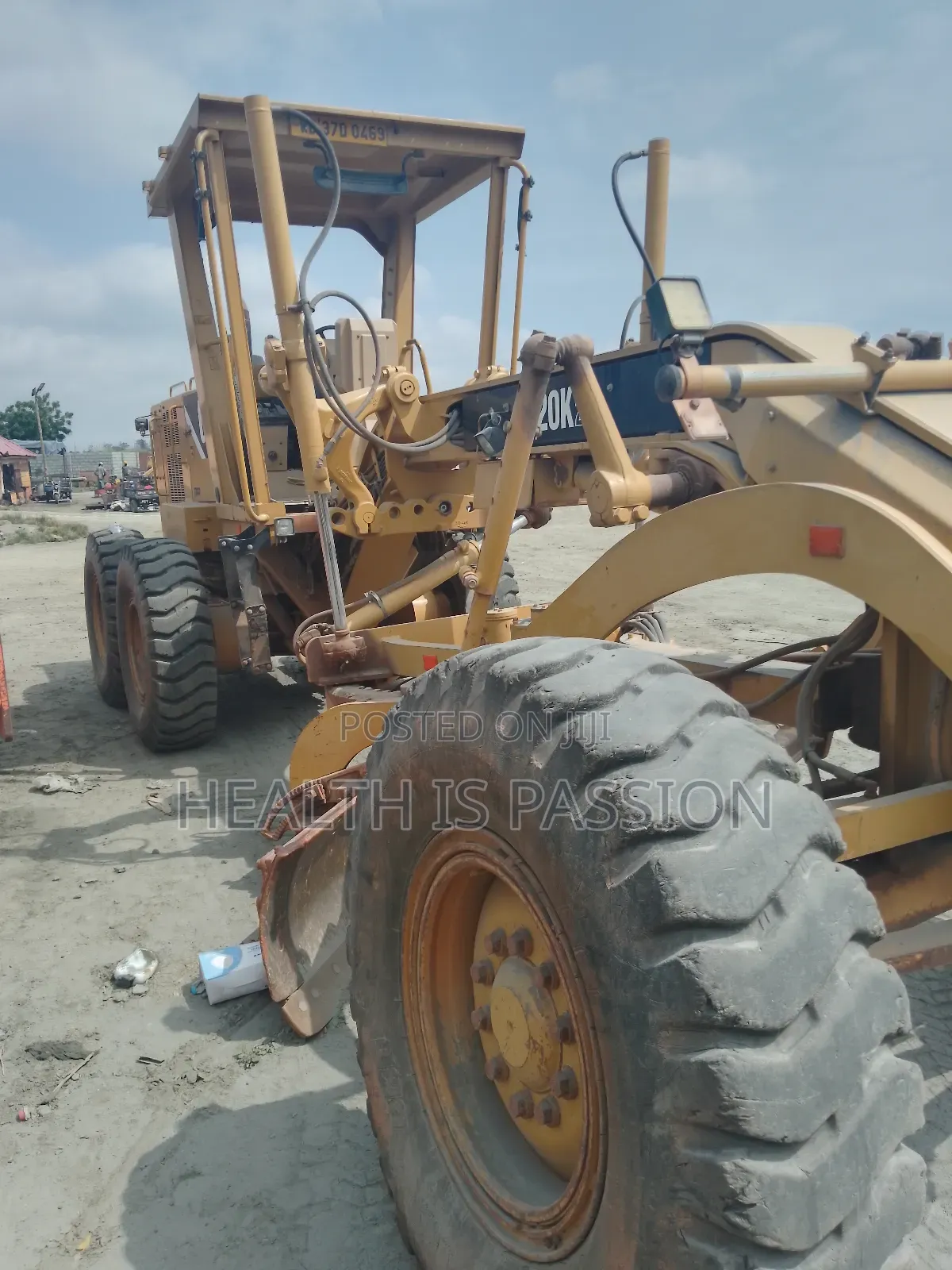 Neat and Rebust Used Cat Grader in Good Working Condition