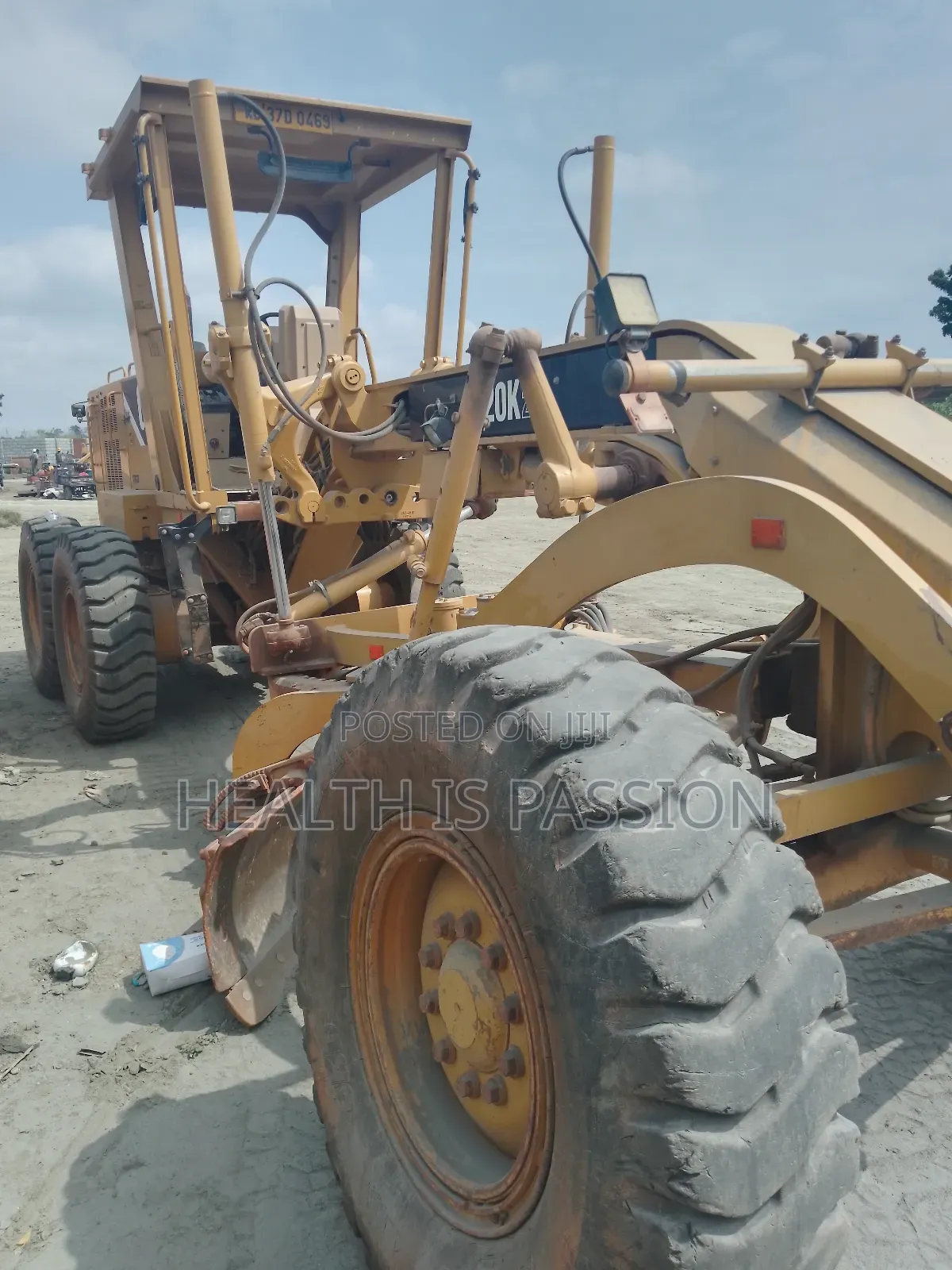 Neat and Rebust Used Cat Grader in Good Working Condition
