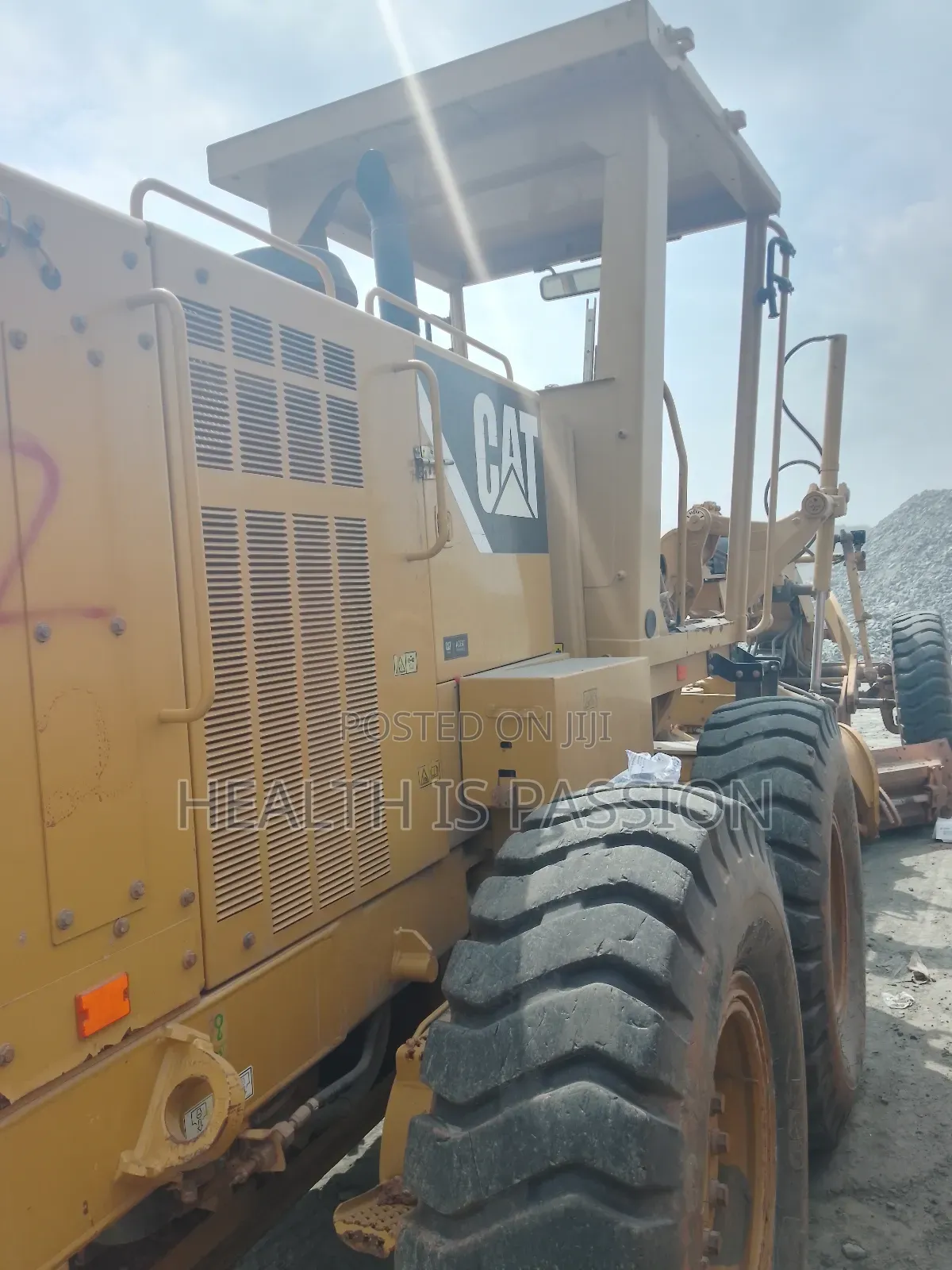 Neat and Rebust Used Cat Grader in Good Working Condition