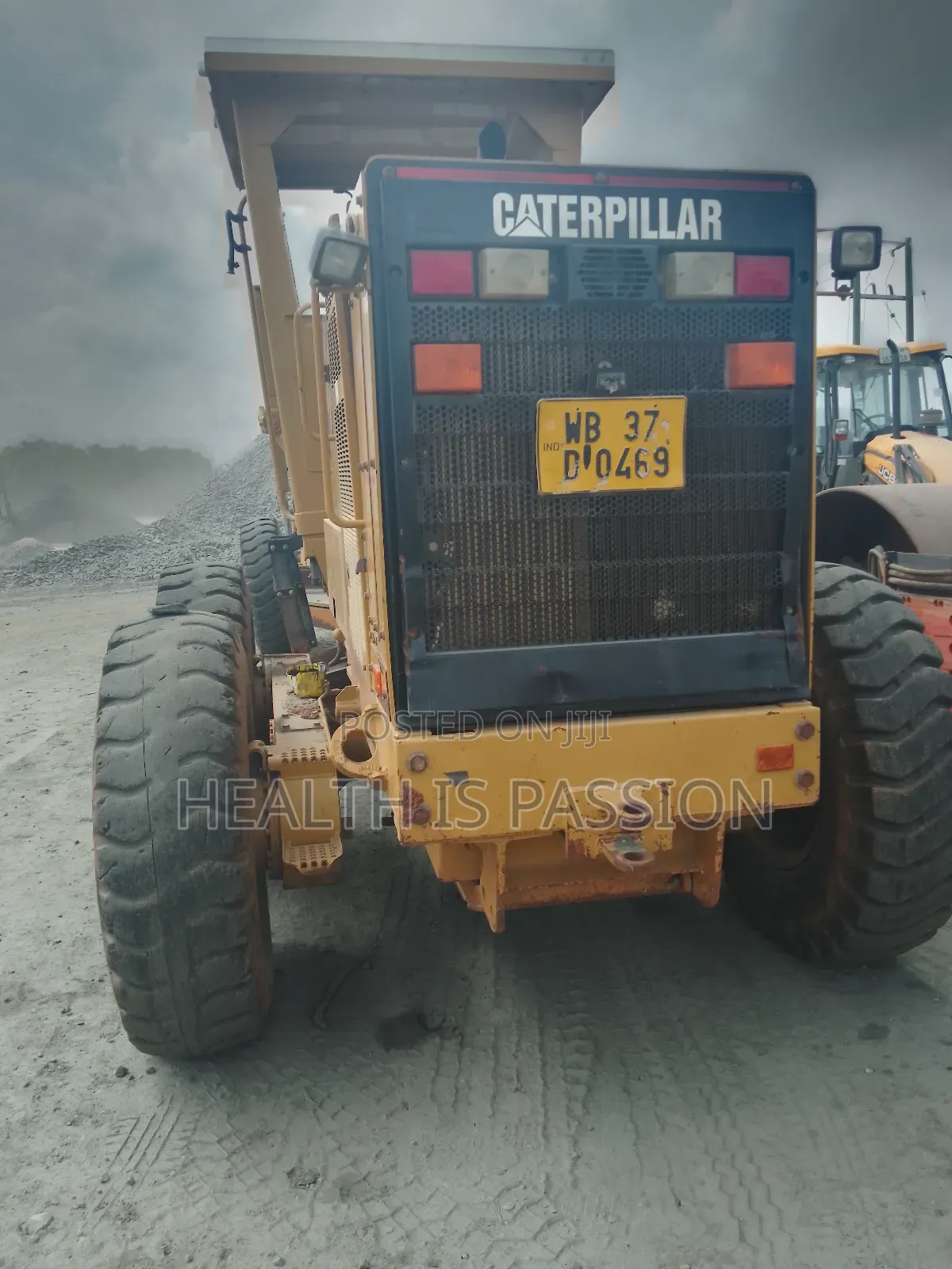 Neat and Rebust Used Cat Grader in Good Working Condition