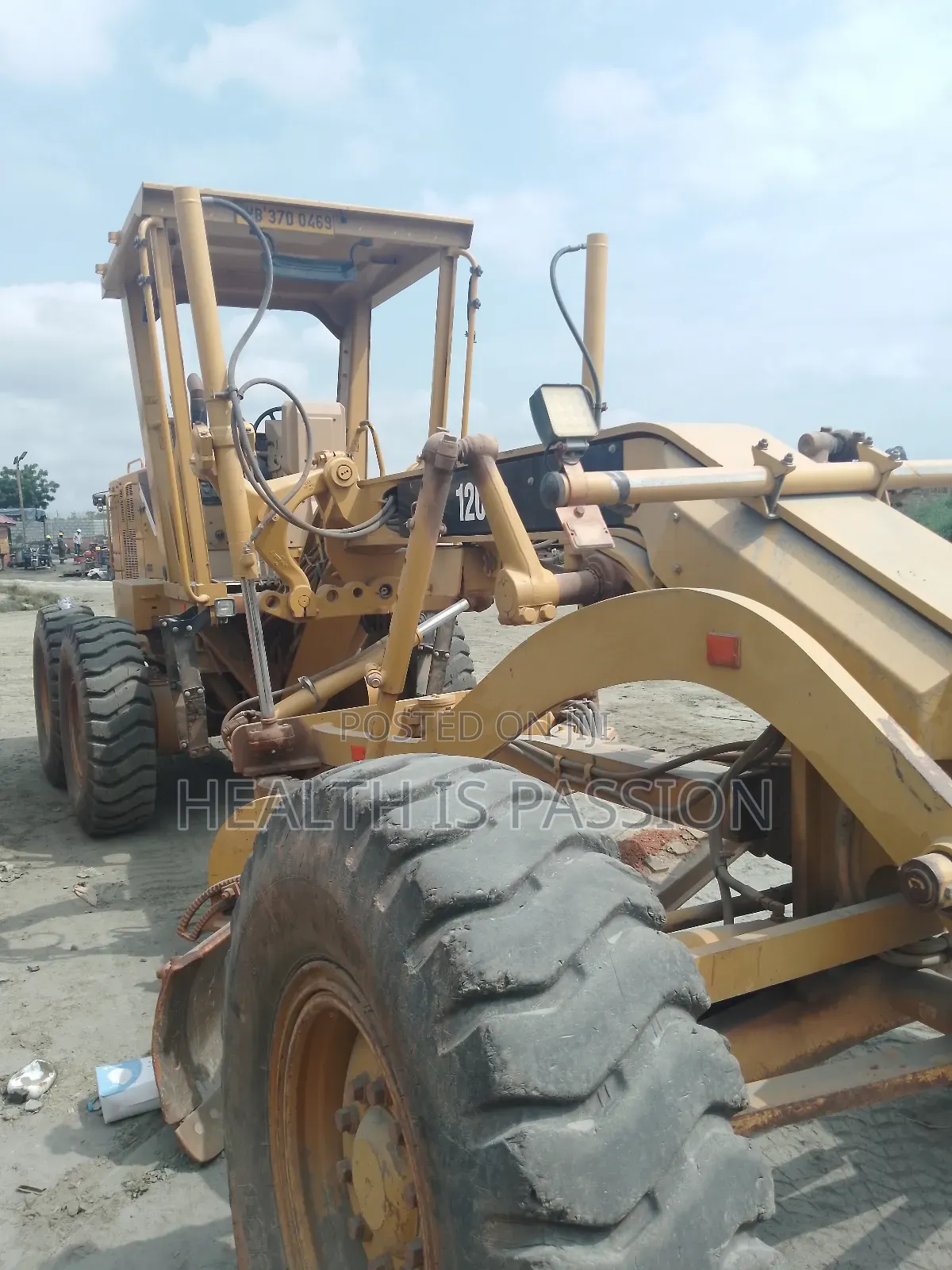 Neat and Rebust Used Cat Grader in Good Working Condition