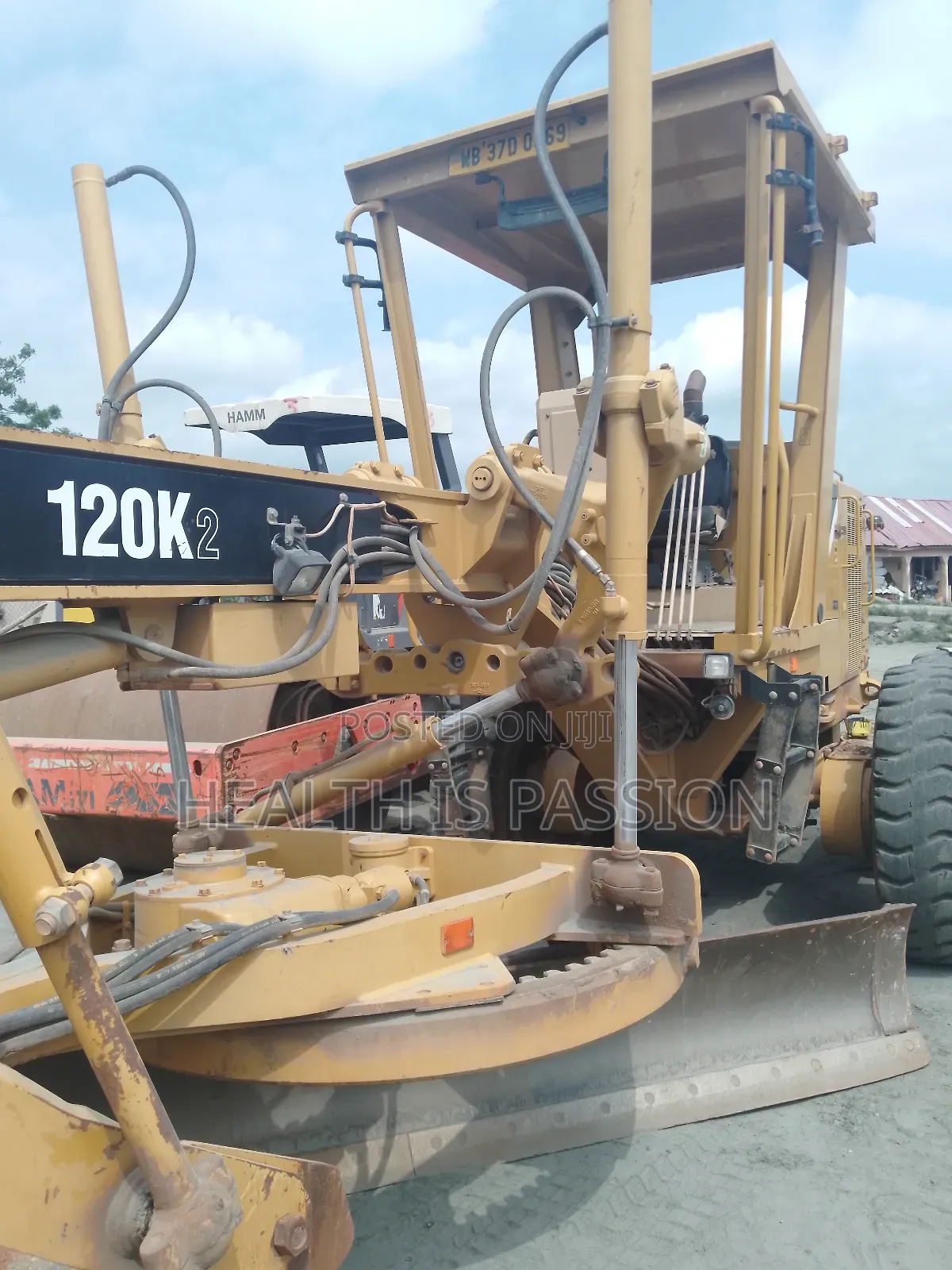 Neat and Rebust Used Cat Grader in Good Working Condition
