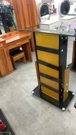 Neat Tempered Glass Pulpit