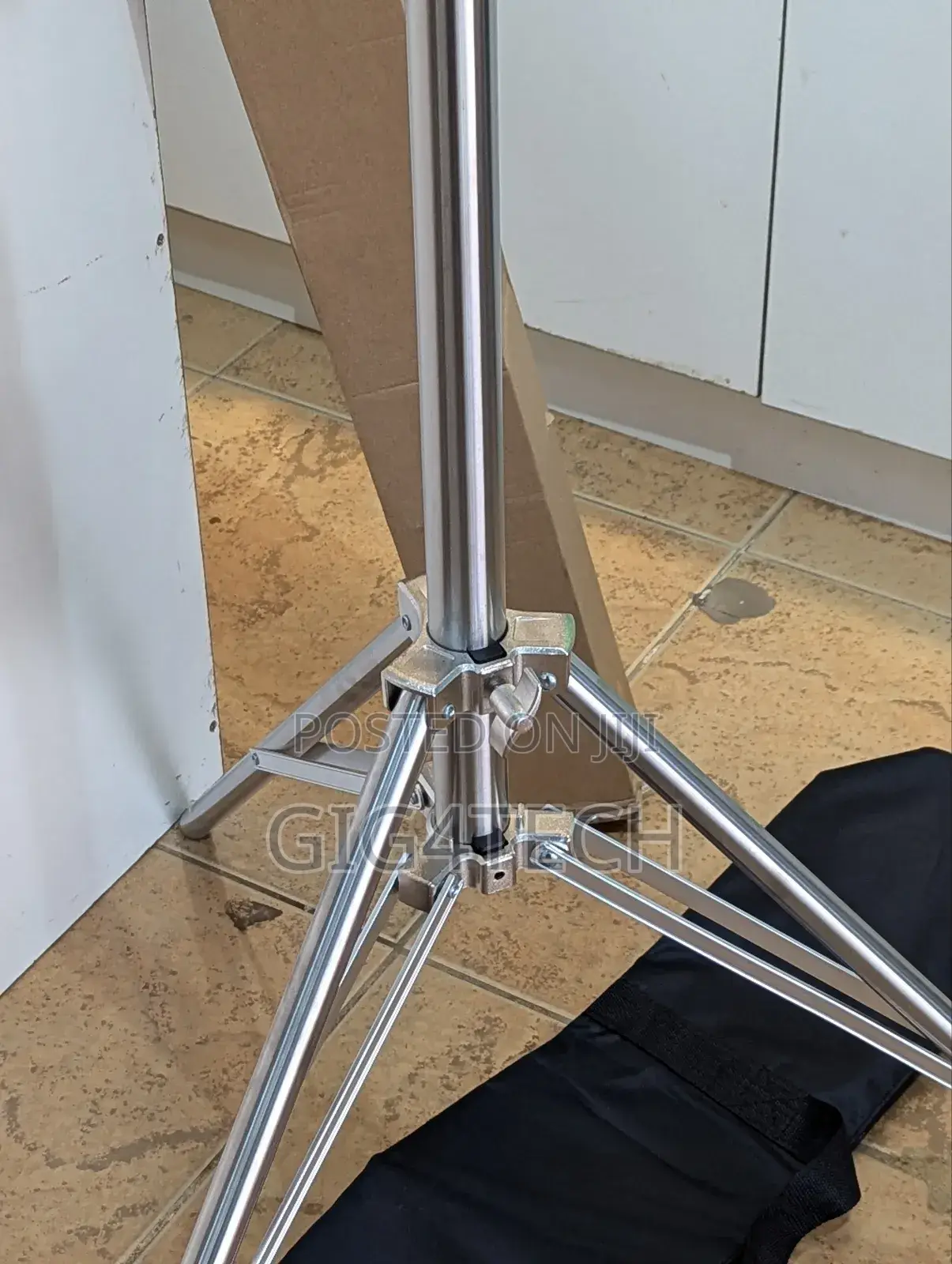 Silver Strobe Light Stand With Carry Bag