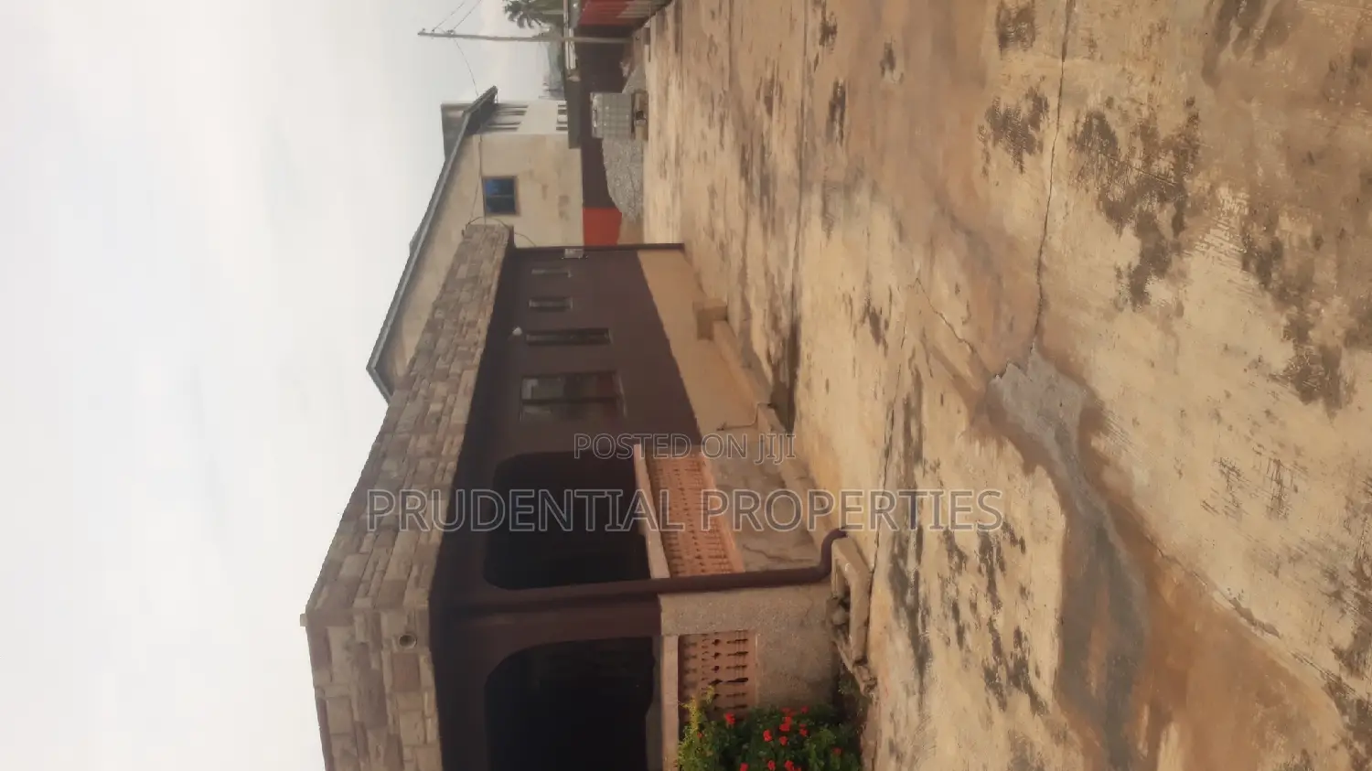 6bdrm House in Awoshie for sale