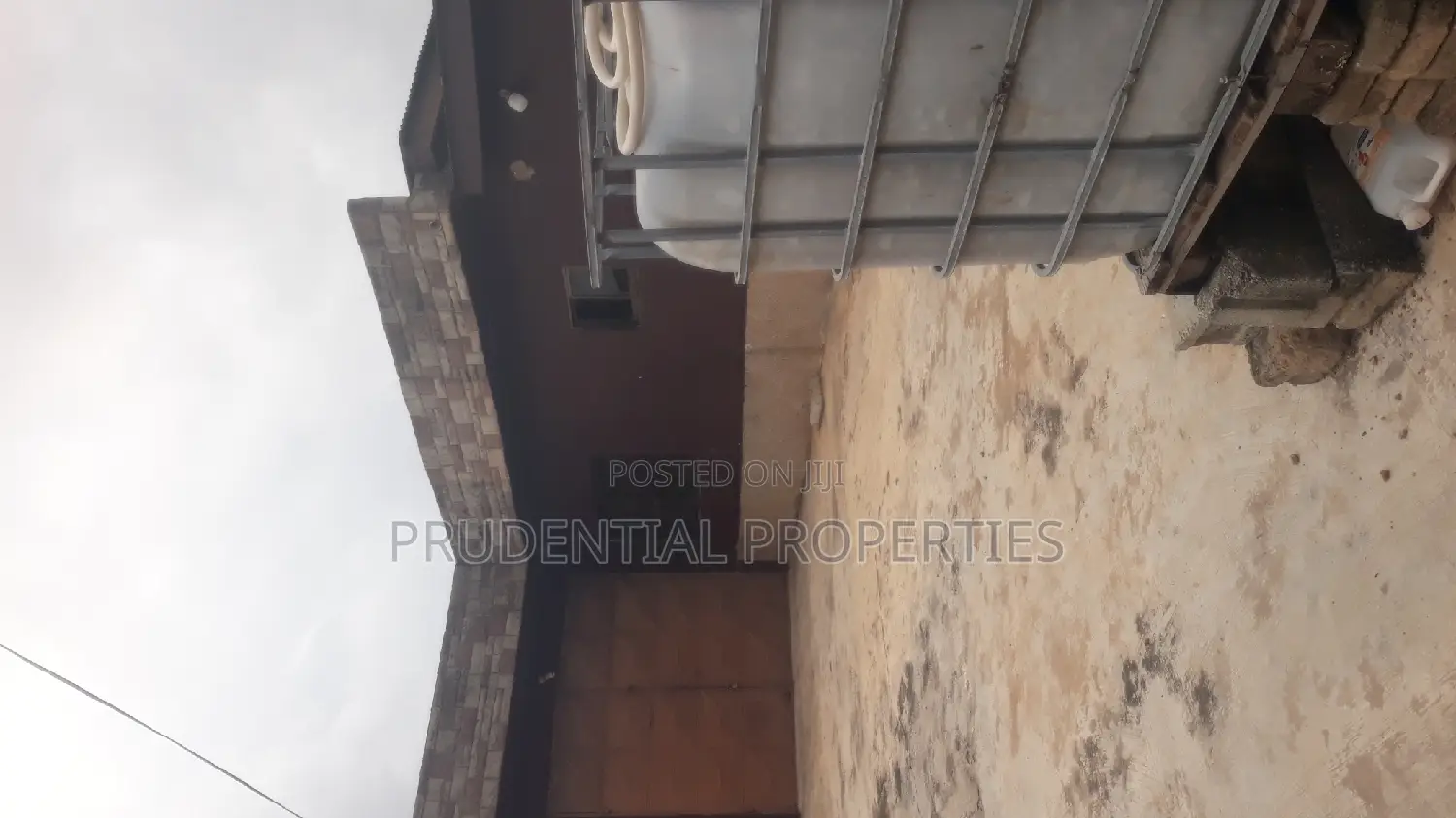 6bdrm House in Awoshie for sale