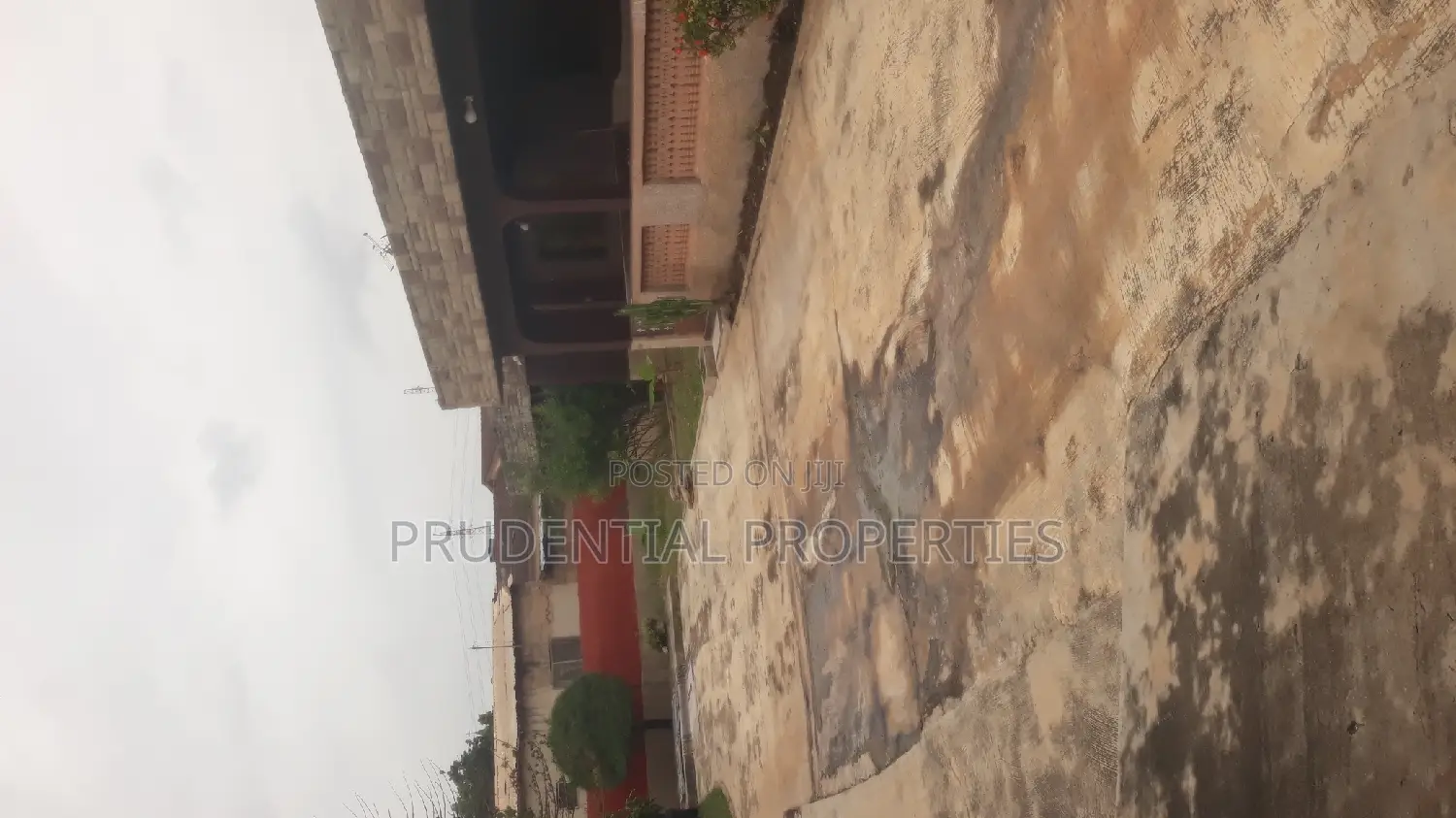 6bdrm House in Awoshie for sale