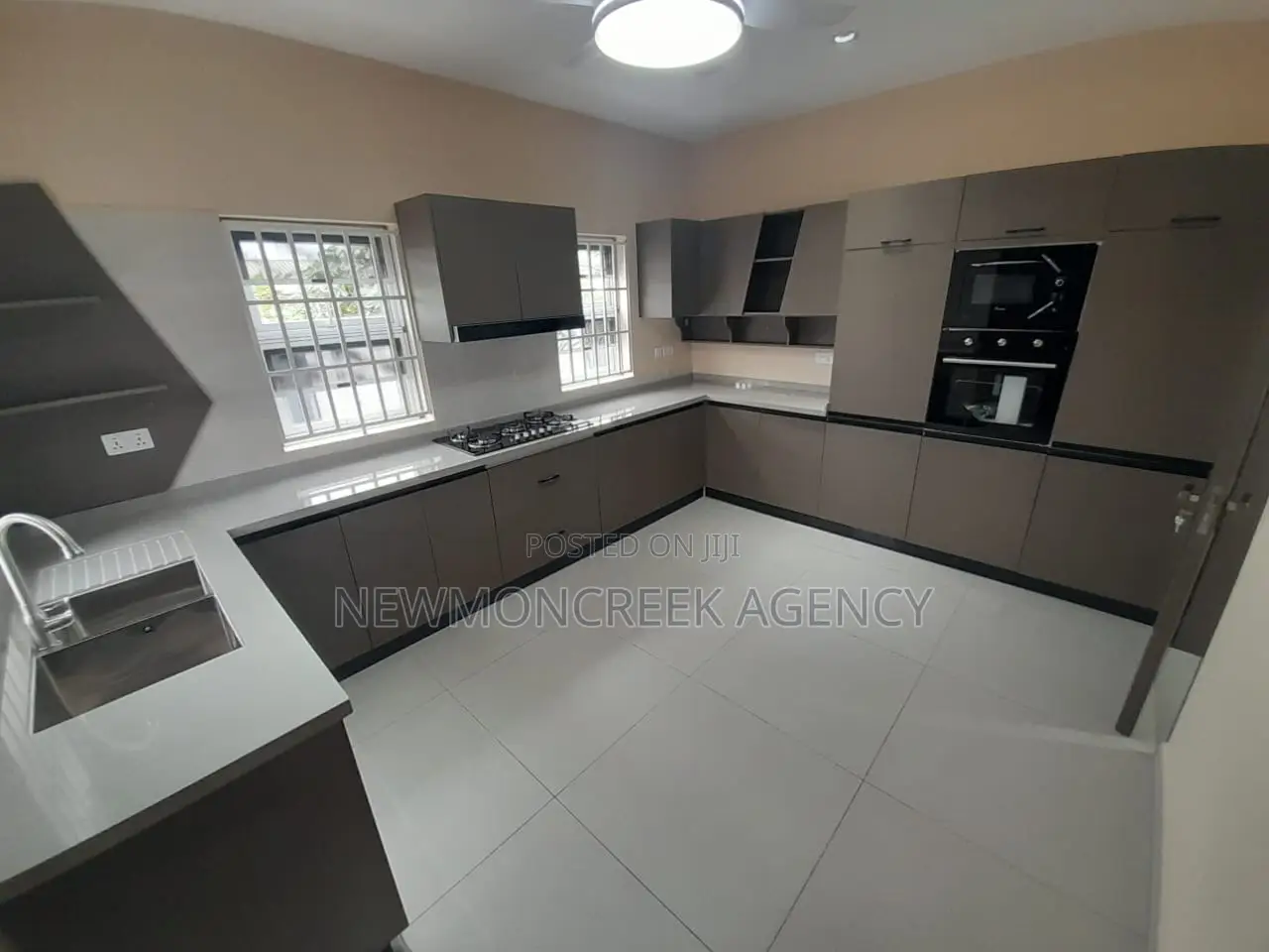 4bdrm Duplex in Lakeside Estates, Accra Metropolitan for sale