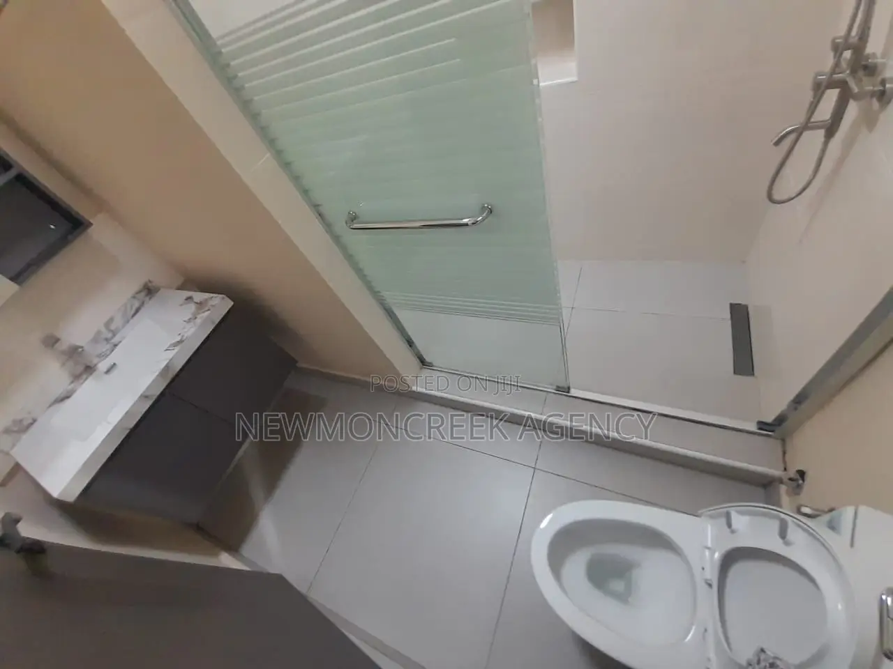 4bdrm Duplex in Lakeside Estates, Accra Metropolitan for sale