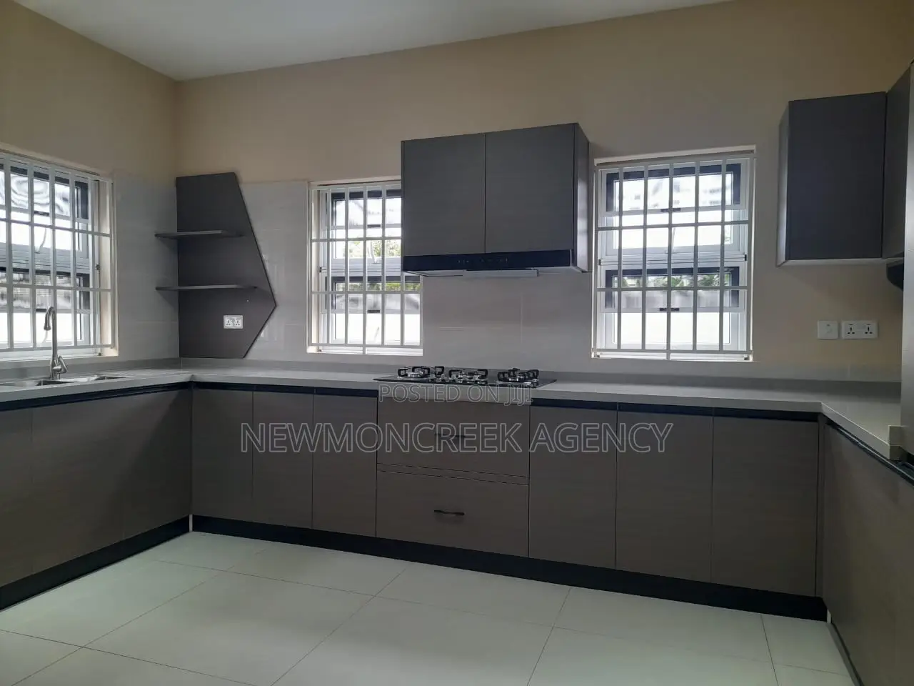 4bdrm Duplex in Lakeside Estates, Accra Metropolitan for sale