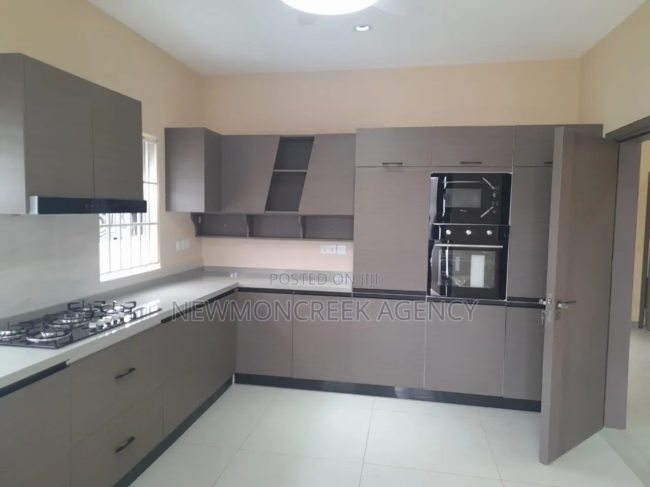 4bdrm Duplex in Lakeside Estates, Accra Metropolitan for sale