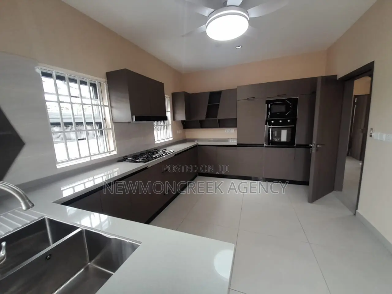 4bdrm Duplex in Lakeside Estates, Accra Metropolitan for sale